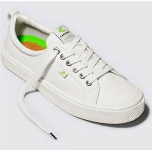 Cariuma White Canvas Low-Top Sneakers with Green Insoles
